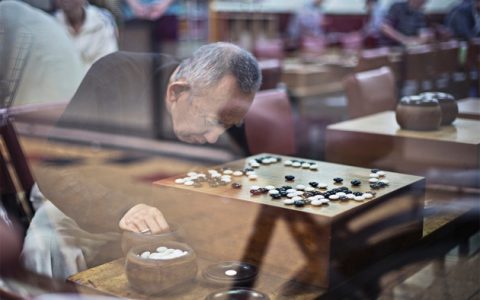 不用人类知识成为围棋大师：AlphaGo Zero Mastering the game of Go without human knowledge